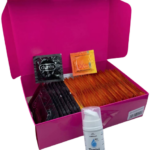 Súprava znecitlivujúcich kondómov – Delay pack (68 ks) + SE tlmiaci lubrikačný gél 15 ml + silikónové putá Handcuffs Znecitlivujúce kondómy Pre páry