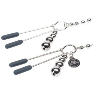 Odtiene temná - Na tvojej milosti klipsy s reťazou od značky Fifty Shades of Grey